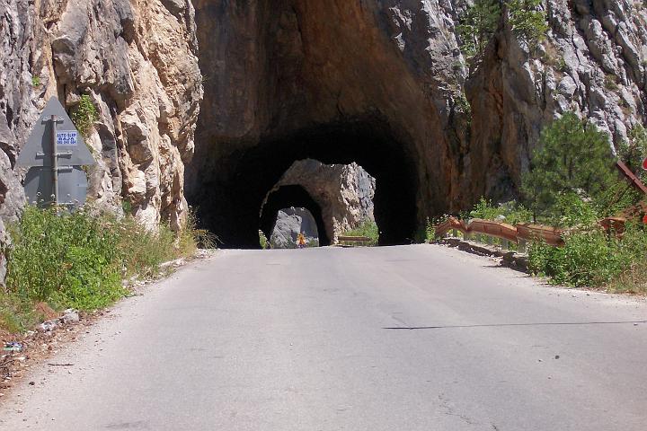 133_6435.JPG - Cesta nad jezerem řeky Piva je protkána tunely. V těchto tunelech jsou dokonce i křižovatky.