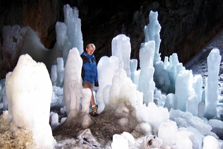 133_6505.JPG - Renata u jednoho stalagmitu.