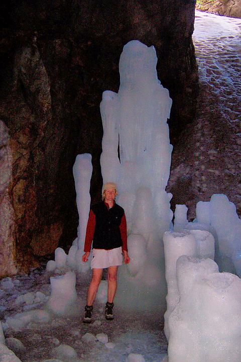 133_6508.JPG - Některé stalagmity mají ústyhodné rozměry.