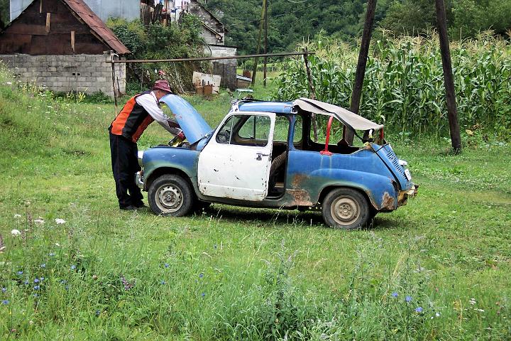 133_6589.JPG - Kontrolní otázka. Je to parkoviště, nebo šroťák?