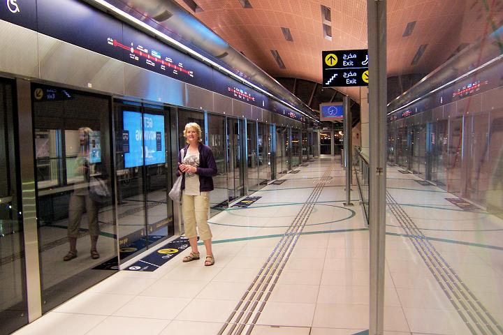 100_8225.JPG - Stanice metra. Samozřejmě klimatizovaná. Skleněné dveře se otevřou až po přijezdu vlaku.
