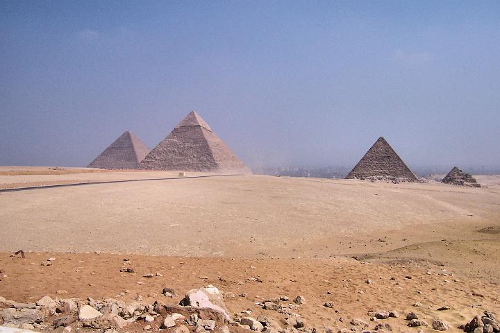 100_9672.JPG - Gíza z vyhlídky. Všechny 3 velké pyramidy Chufuova neboli Cheopsova, Chefrénova (Rachefova), Menkaureova.