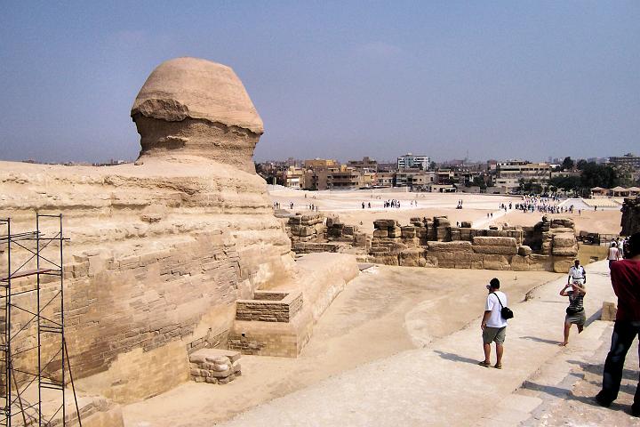 100_9692.JPG - Sfinga shlíží na Káhiru.