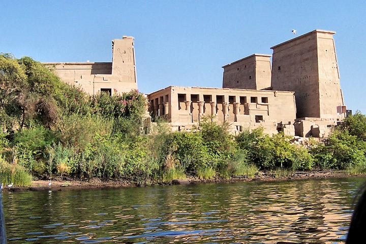 100_9724.JPG - Příjezd na Philae. Leží na uměle upraveném ostrově. Sem byl chrám přesunut před zprovozněním Asuánské přehrady.