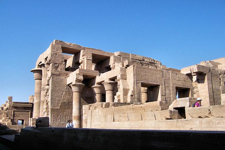100_9816.JPG - Část chrámu je zasvěcena krokodýlímu bohu Sobek a část bohu slunce Hor.