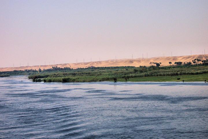 100_9831.JPG - Pruh zeleně kolem Nilu a za ním poušť.