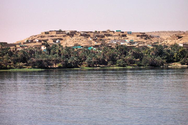 100_9841.JPG - Městečko u Nilu.