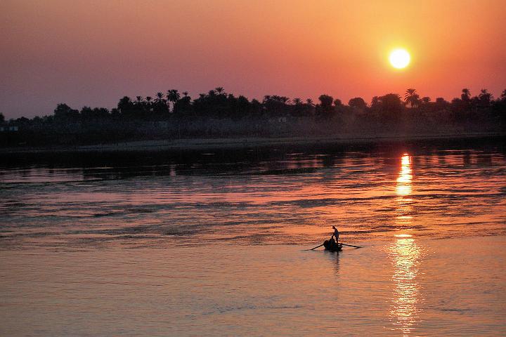 100_9878.JPG - Západ slunce na Nilu.