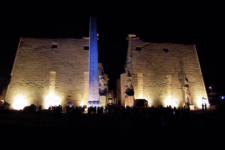 100_9984.JPG - Luxor. Amunův chrám. Ramsesův obelisk 25m vysoký. Druhý je v Paříži na Place de la Concorde. 2 sochy Ramsese II vysoké 15,5 m