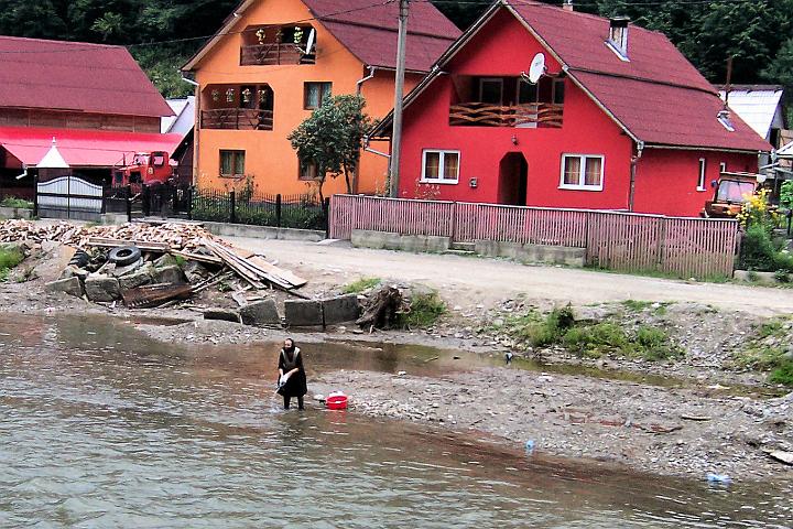 100_4795.JPG - Mají satelity, ale na pračku už nezbylo.