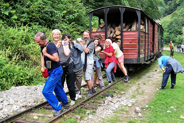 100_4804.JPG - Lokomotiva nám odjela a my vlak sami neutáhnem. Jiřina kontoluje, jestli není zabržděno.