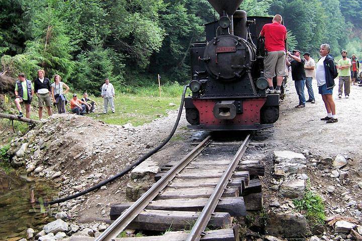 100_4817.JPG - Došla voda, došla pára. Ale u potoka můžeme natankovat.