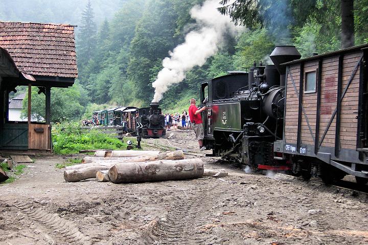 100_4835.JPG - Na opuštěném nádraží se míjejí vlaky.