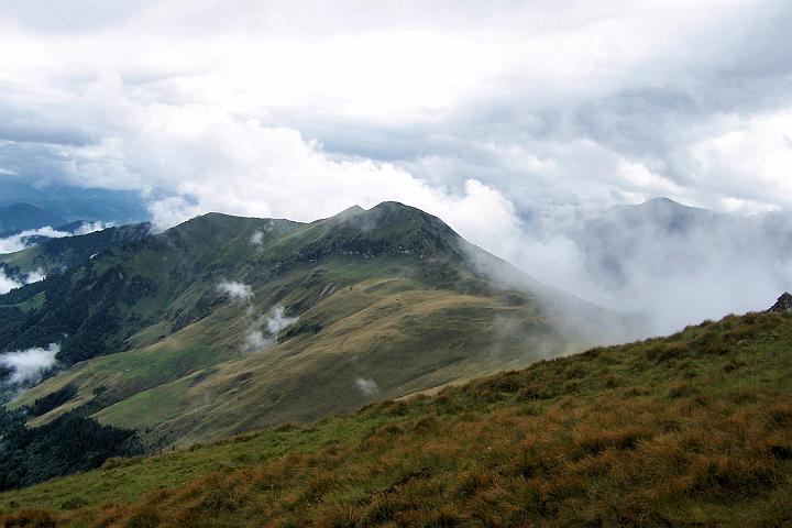 100_4895.JPG - Chuchvalce mraků se válí po hřebenu Rodny.