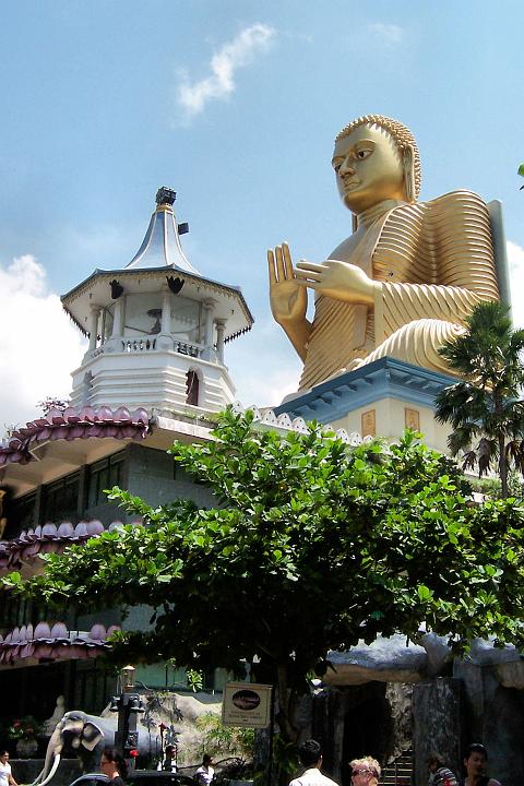 100_0844.JPG - Budha u skalního chrámu Dambulla.