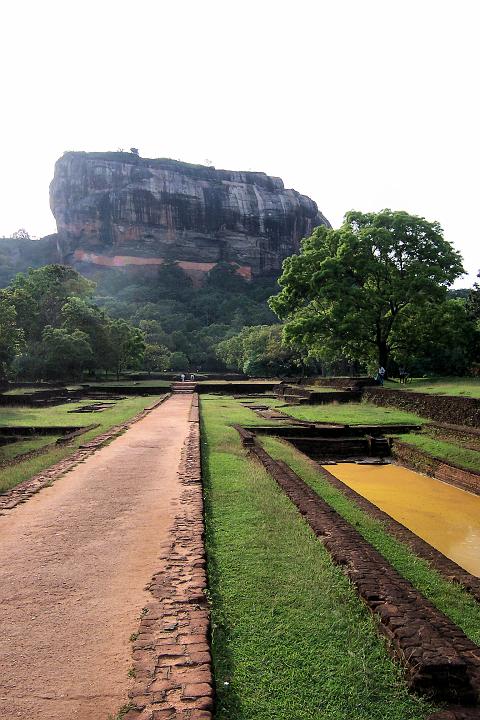 100_0921.JPG - Zahrady pod Sigiriya Rock.