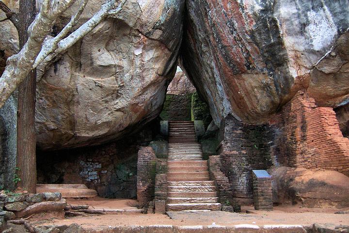 100_0924.JPG - První schody na Sigiriya Rock.