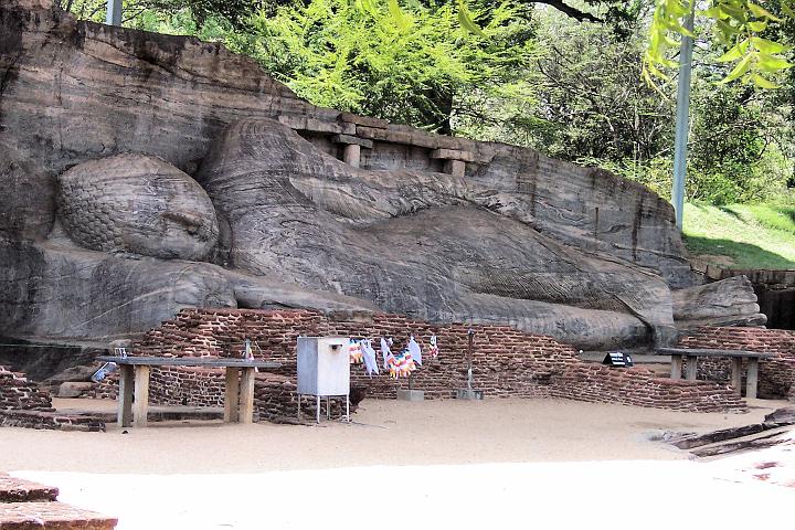 100_1010.JPG - Ležící Buddha v Gal Viharaya - Polonnaruwa.
