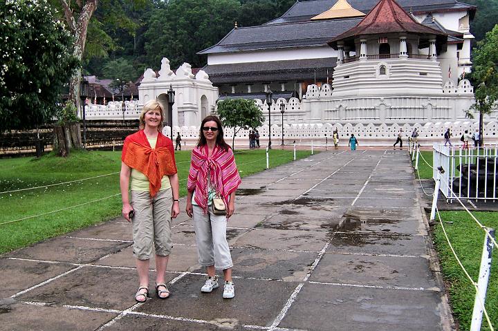 100_1090.JPG - Před chrámem Buddhova zubu v Kandy
